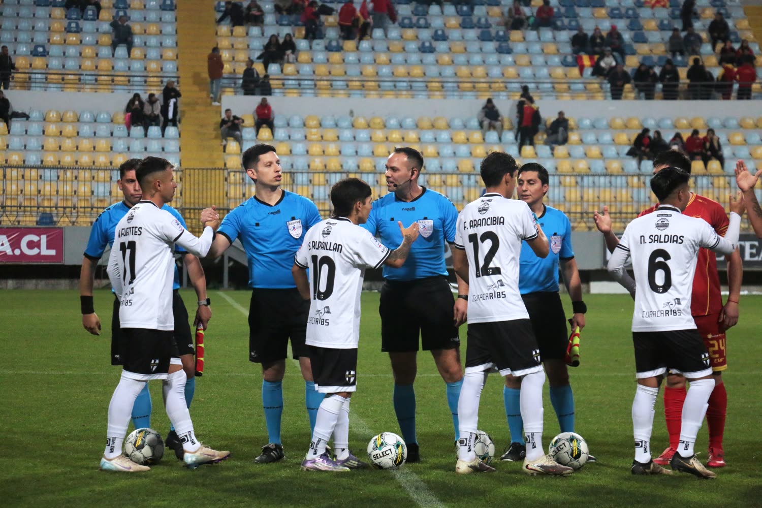 Jugadores de Curacaví FC previo al saque inicial de un partido